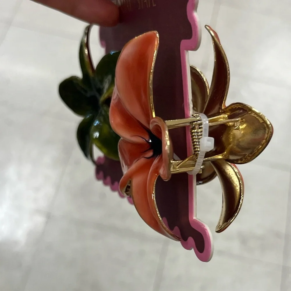 NWT โ๏ธ๐บโ๏ธ Sunday State gorgeous Hair Claw Enamel Clips set of 2 - Picture 7 of 9